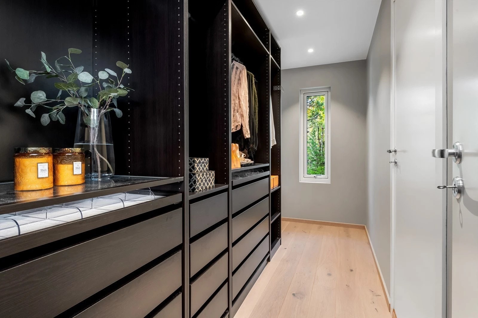 Garderoberom i tilknytning til soverom i 1. etasje Galleribilde