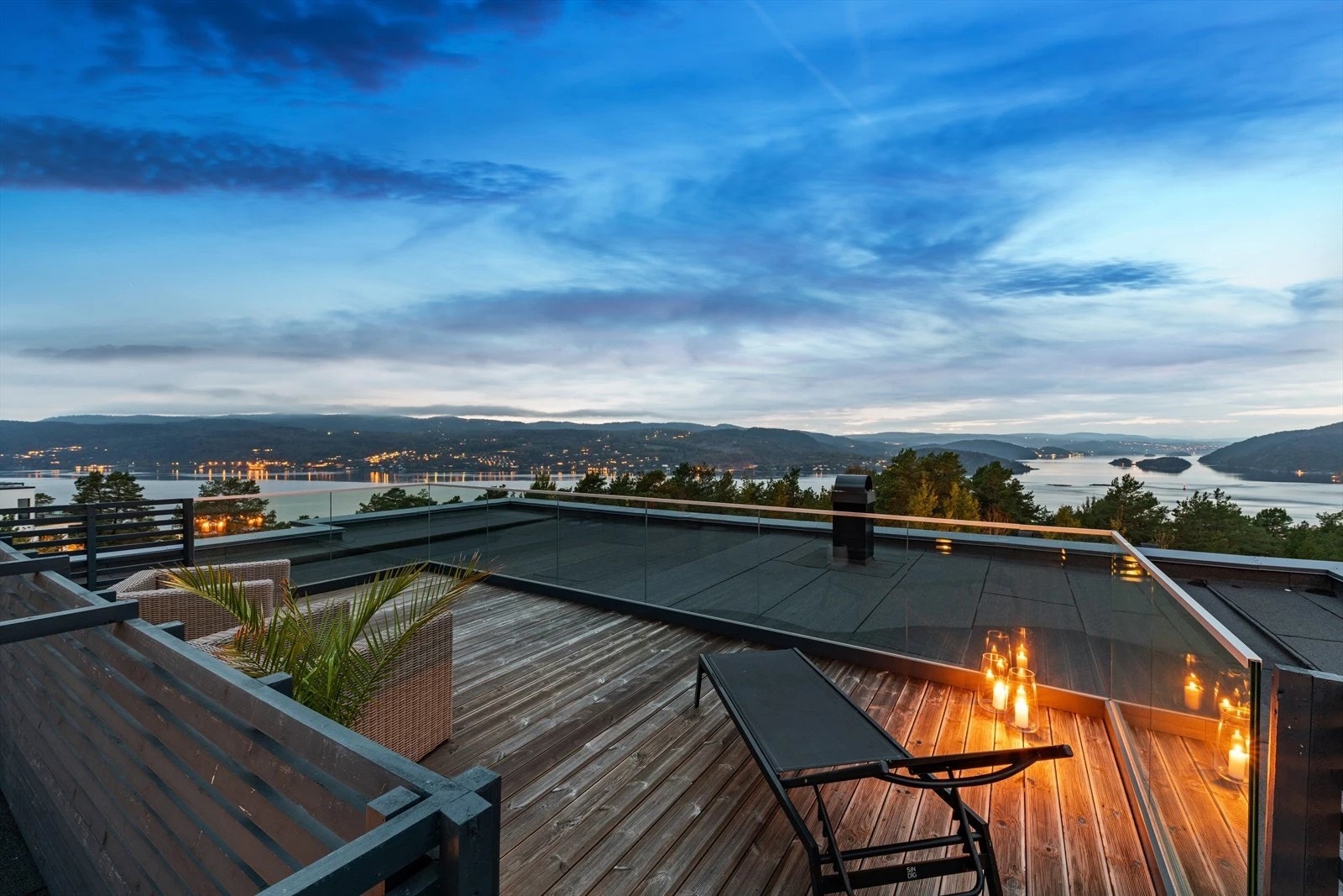 Høydepunktet med boligen er den flotte takterrassen på 23 kvm, adkomst via utvendig trapp fra kjøkken i 2. etasje. Galleribilde