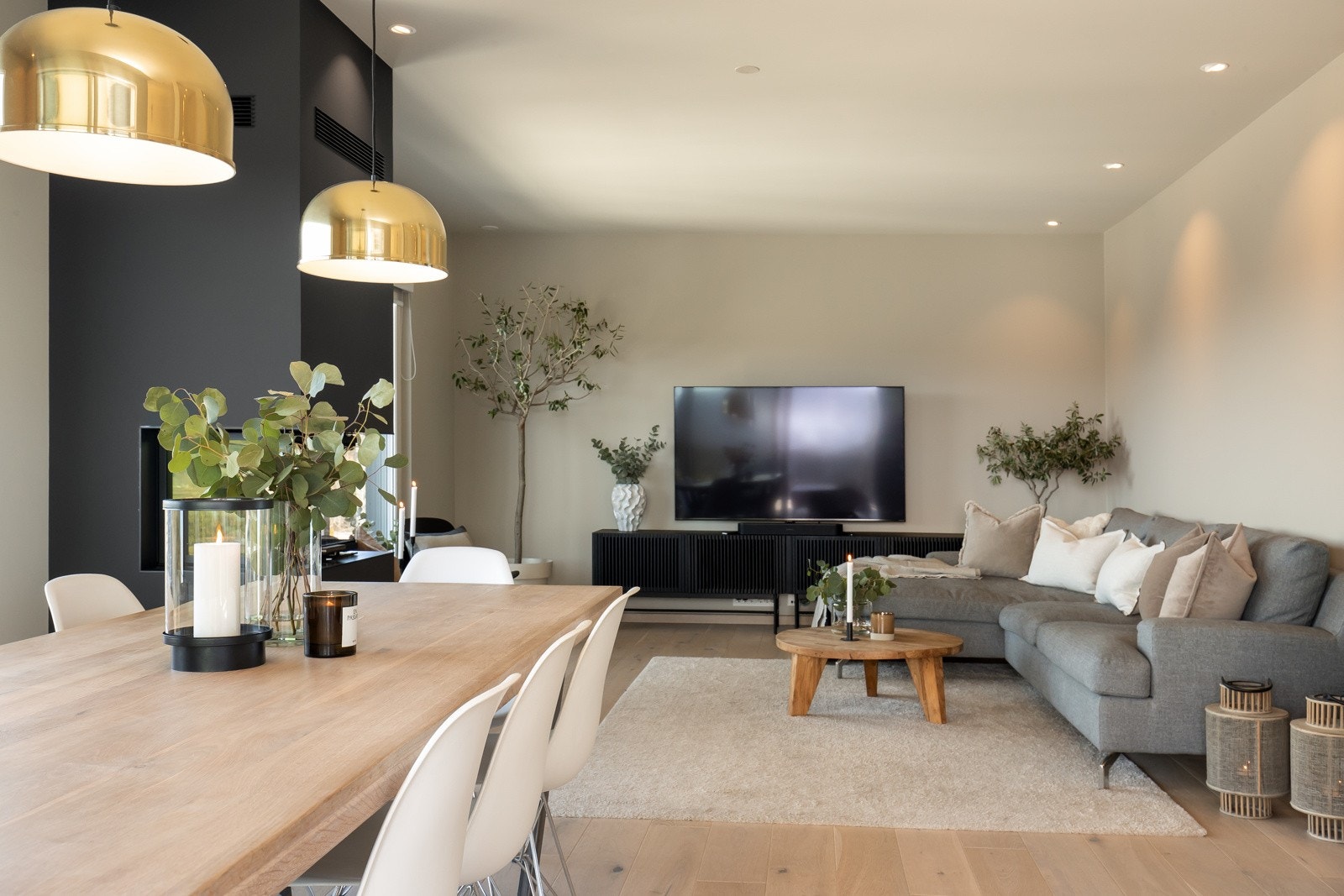 De store vindusflatene i vestlig retning slipper inn godt med lys, viser vidstrakt utsikt og bidrar til en luftig atmosfære i rommet - Lekker vedfyrt peis Galleribilde