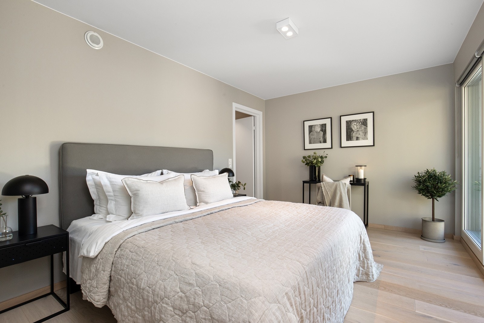 Barnevennlig planløsning med tre av de fire soverommene på samme plan og enkel tilgang til baderom Galleribilde