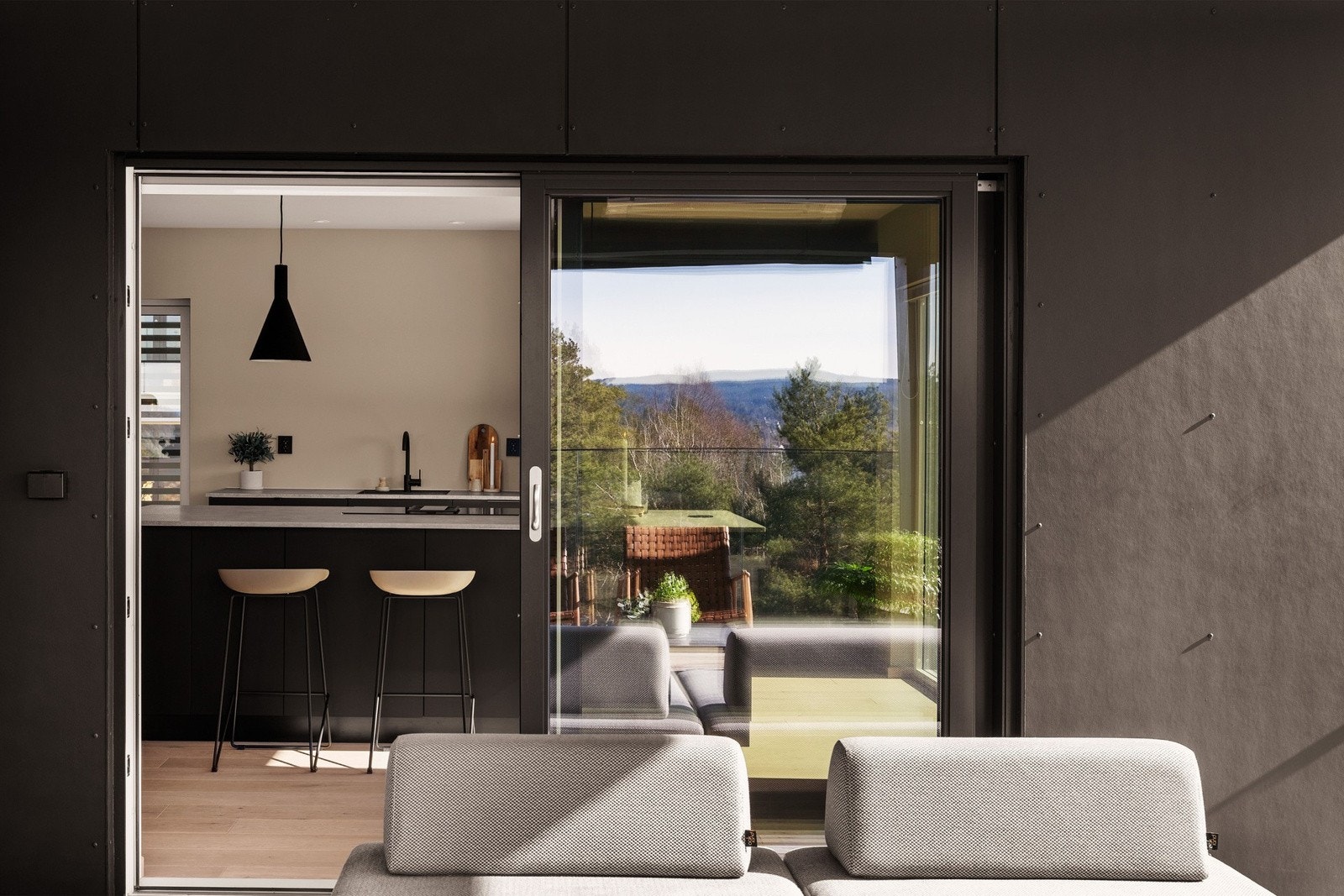 Utgang fra stuen/spisestuen i 2. etasje til en 41 kvm stor terrasse vendt mot vest Galleribilde