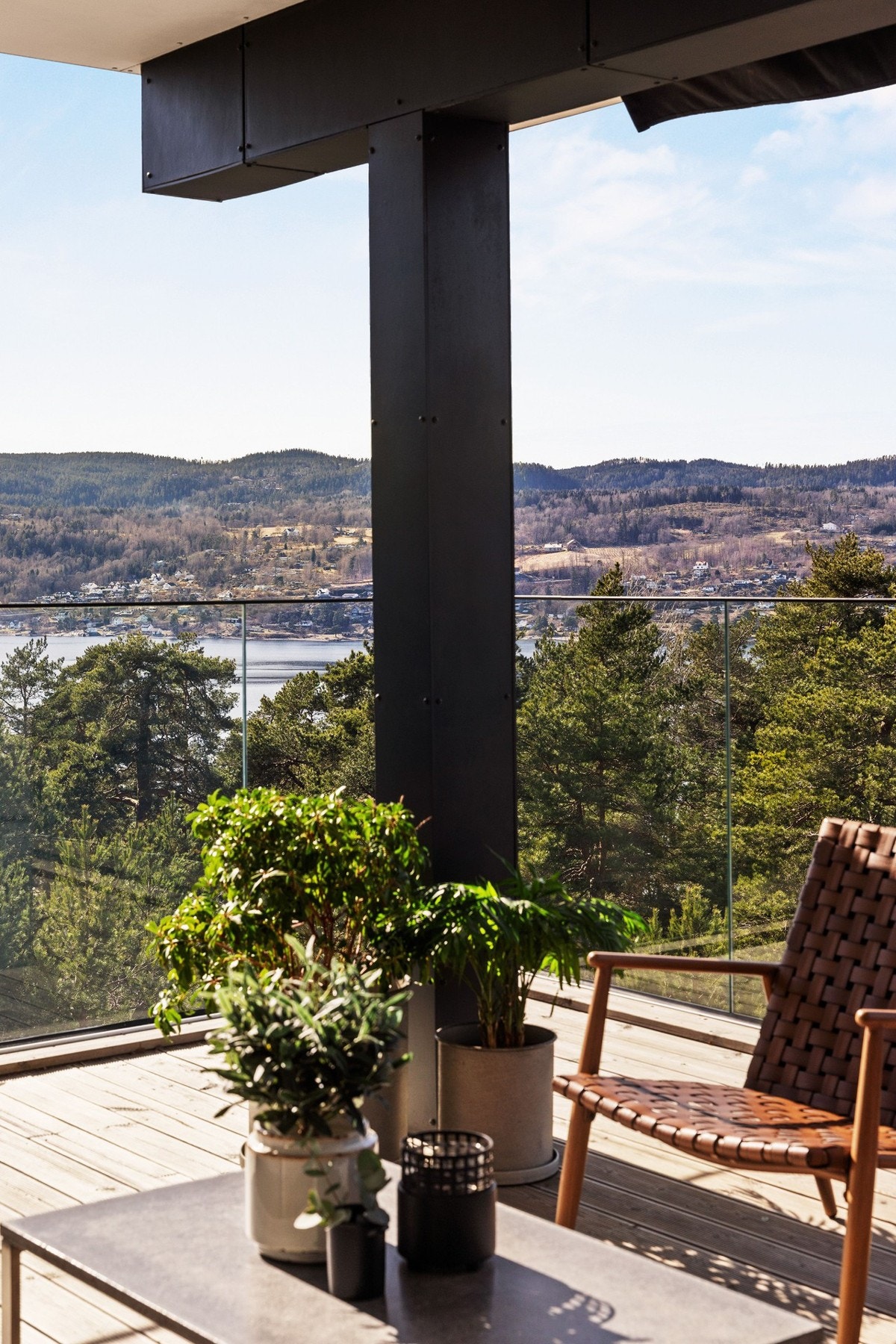 Her er det god plass til ønsket sittegruppe og man har meget gode solforhold ettermiddag og kveld. Terrassen er overbygget og har belysning, noe som bidrar til å forlenge sommerkveldene Galleribilde
