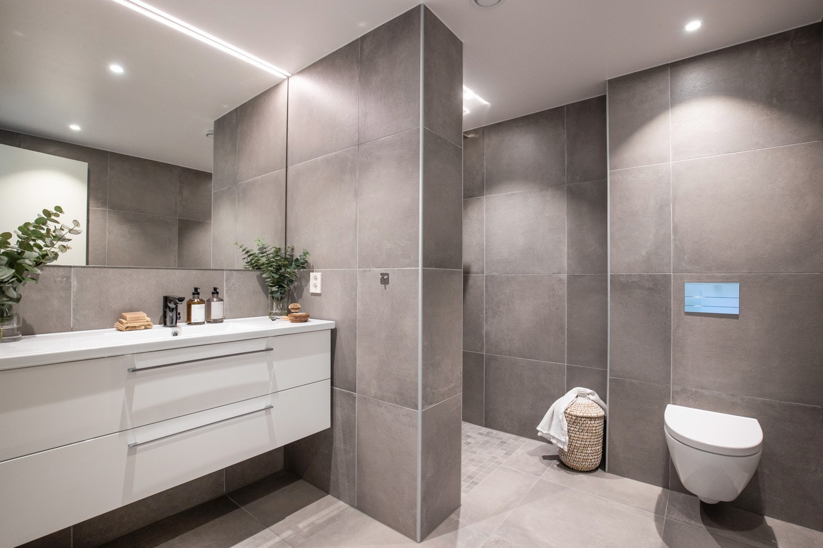 Lyst flislagt baderom i 2. etasje med gulvvarme og downlights i himling Galleribilde