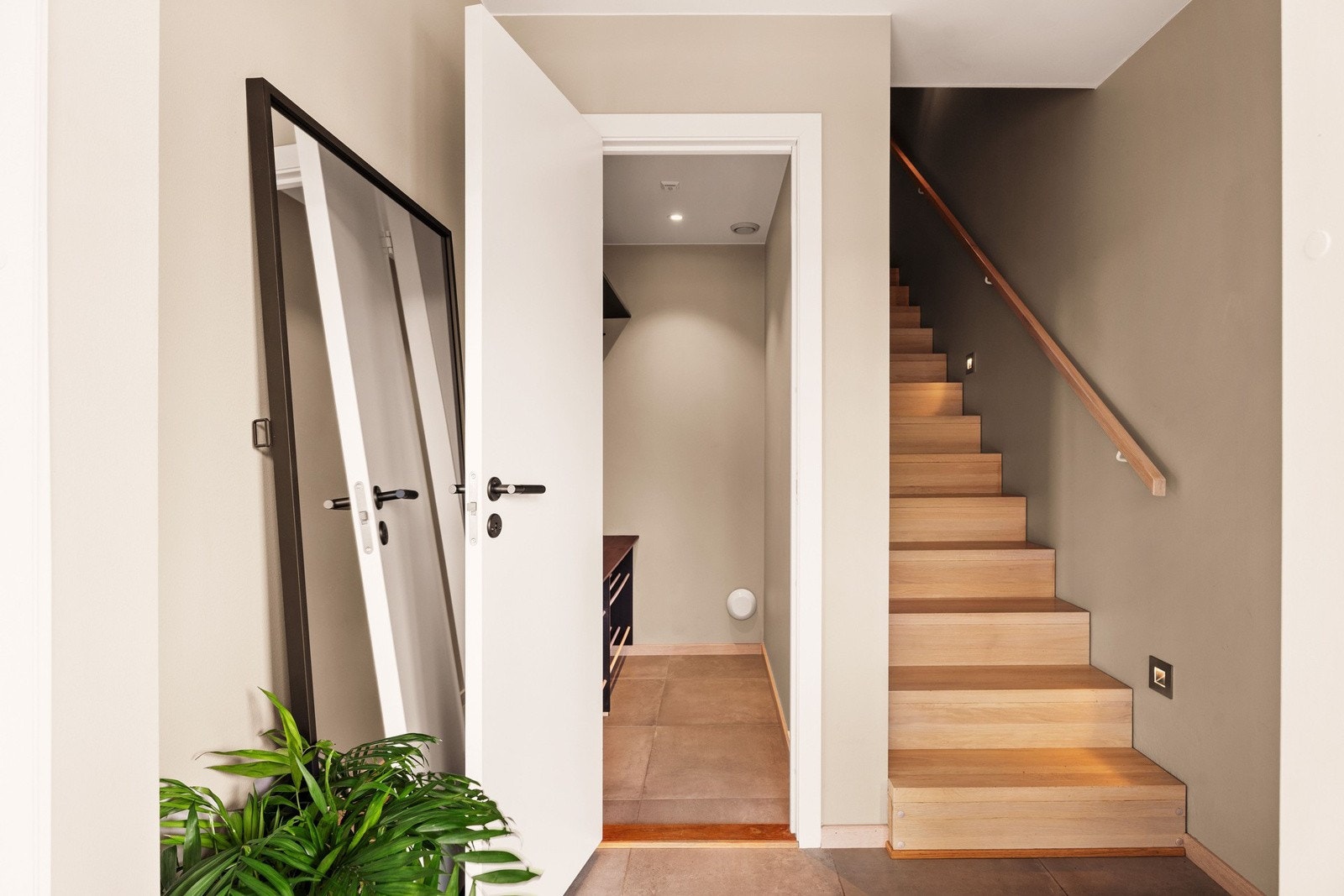 Inngangspartiet er delvis overbygget og herfra kommer man inn til hoveddelen i en innbydende entré med plass til å henge fra seg yttertøy. Galleribilde