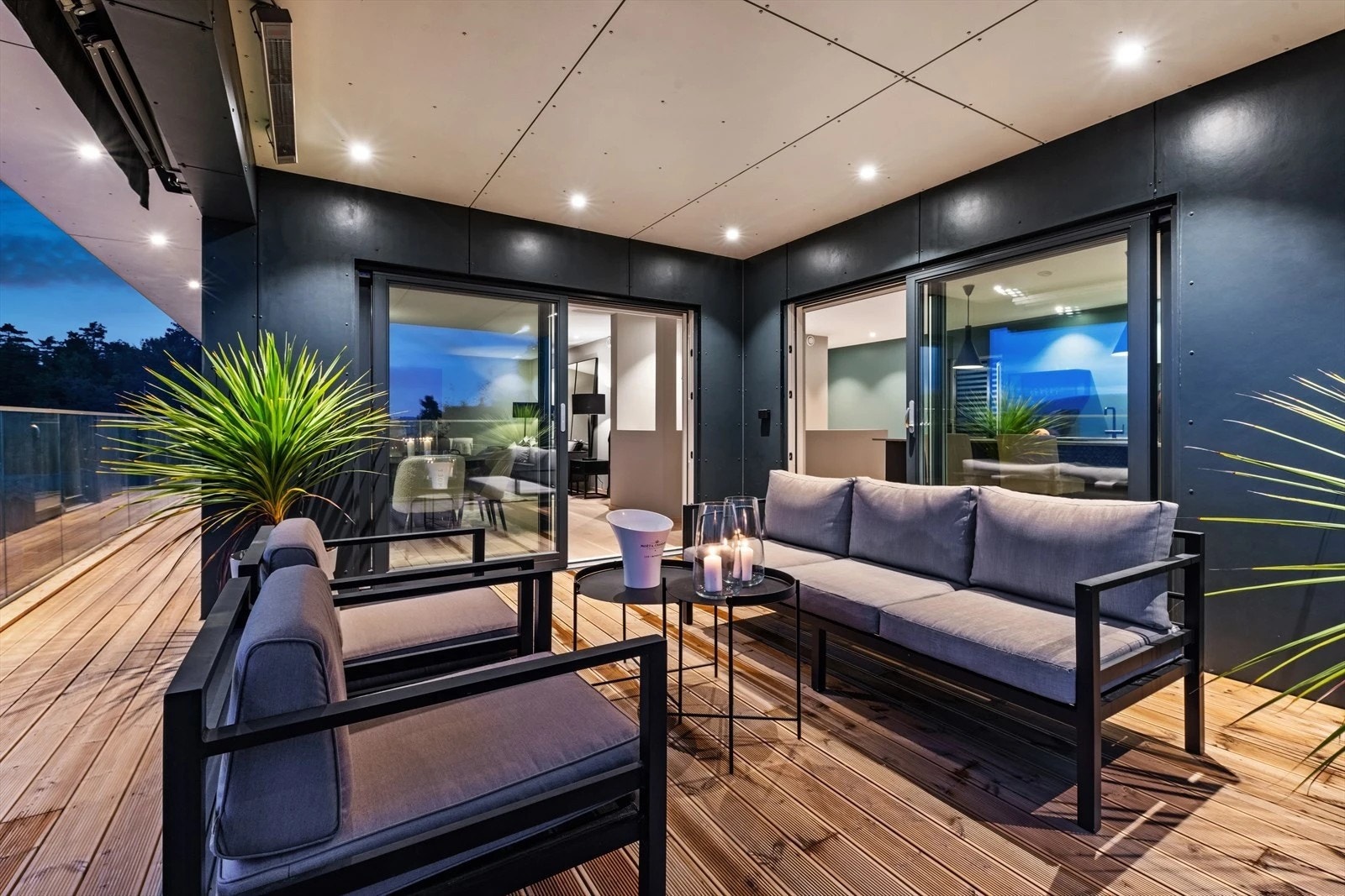 Her er det god plass til ønsket sittegruppe og man har meget gode solforhold ettermiddag og kveld. Terrassen er overbygget og har belysning, noe som bidrar til å forlenge sommerkveldene Galleribilde