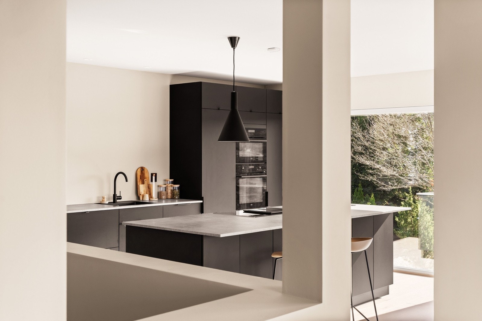 Åpen kjøkkenløsning med sort Kvik innredning og integrerte hvitevarer. Kjøkkenet har godt med skuffer og skap, kjøkkenøy med plass til barstoler samt gode arbeidsflater til hobbykokkens store glede Galleribilde