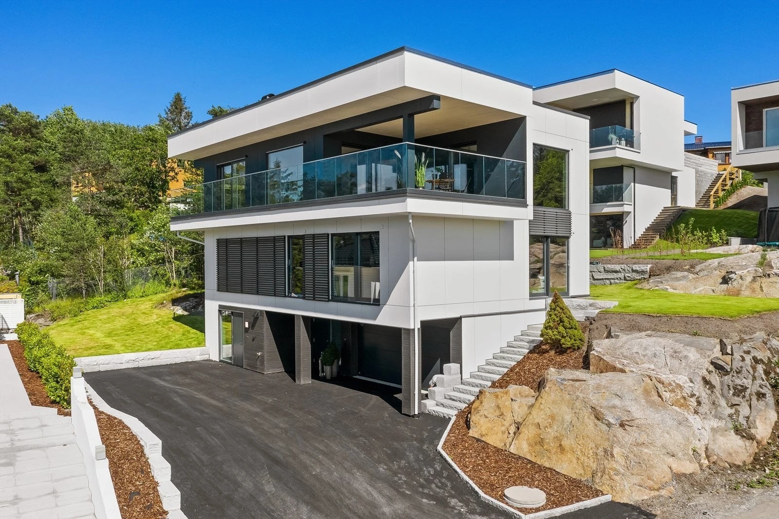 Eiendommen ligger vestvendt i terrenget på et høydedrag med flott utsikt mot Drøbaksundet, inn Vestfjorden og ytre deler av sundet. Galleribilde