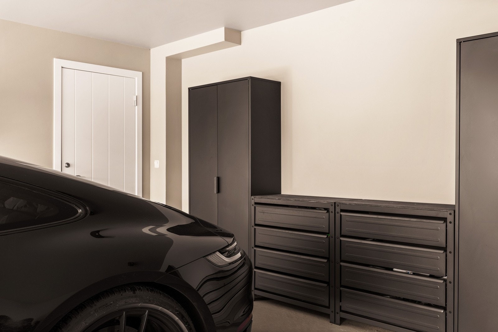 Garasjen er nymalt med praktisk innredning som medfølger i handelen Galleribilde