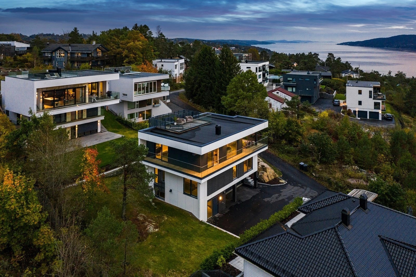 Det er nærhet til skoler, barnehager og Drøbak sentrum med div. forretninger, gallerier og serveringssteder Galleribilde