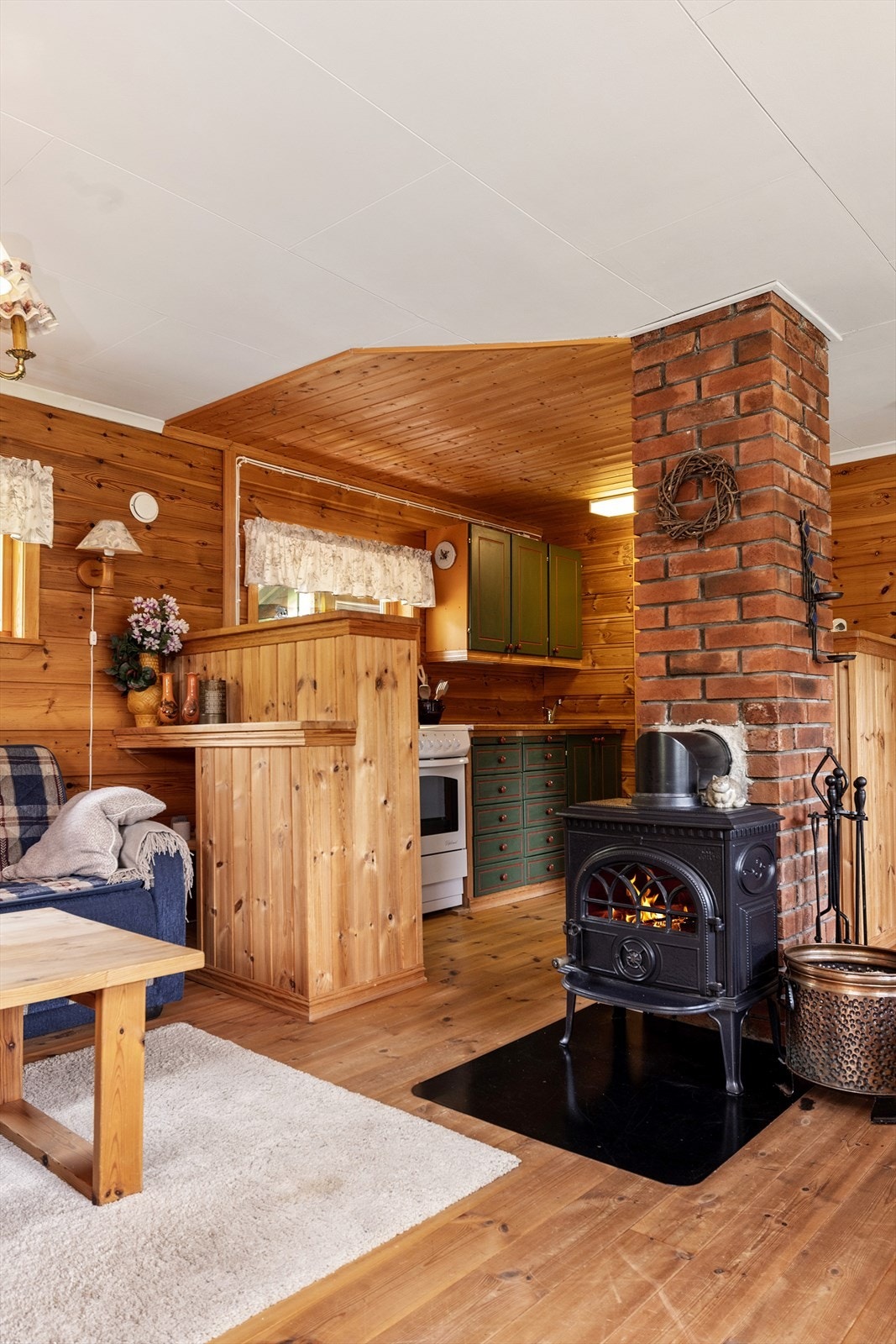 Peisovn og pipe midt i hytten Galleribilde