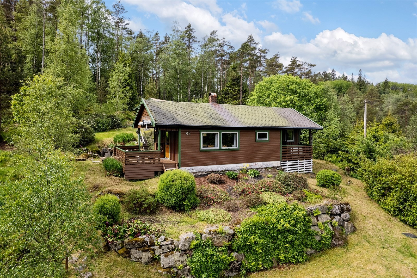 Pent beplantet tomt og noe naturtomt Galleribilde