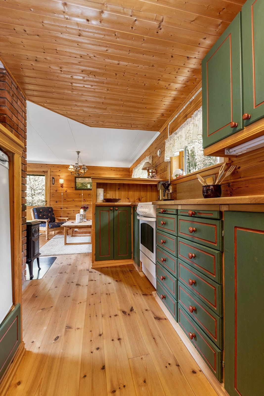 Kjøkken inkl. komfyr og kjøleskap Galleribilde