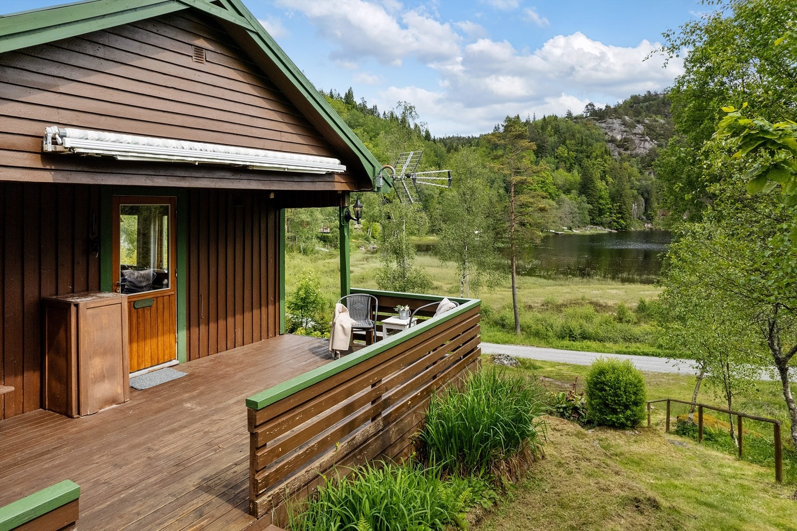 Utsikt ned til Kleivvannet. Fiskemulighet. Galleribilde