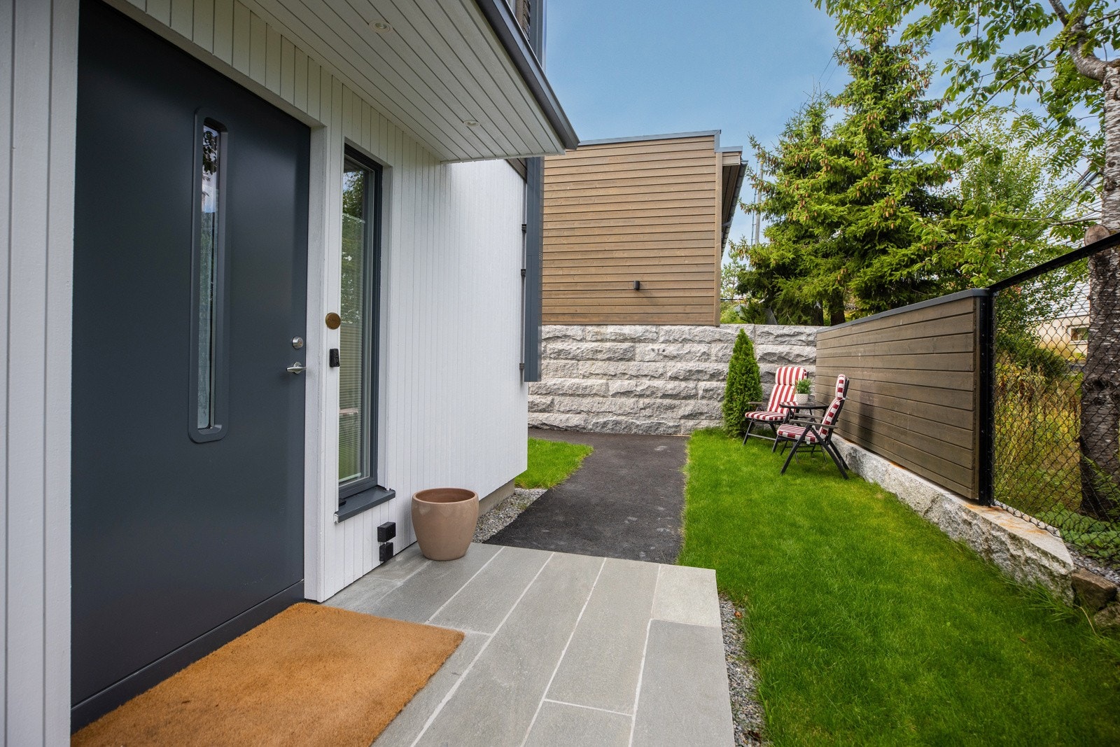 Velkomsttrammen med flislagt dekke og varmekabler som sørger for en tørr, isfri adkomst gjennom vinterhalvåret. Galleribilde