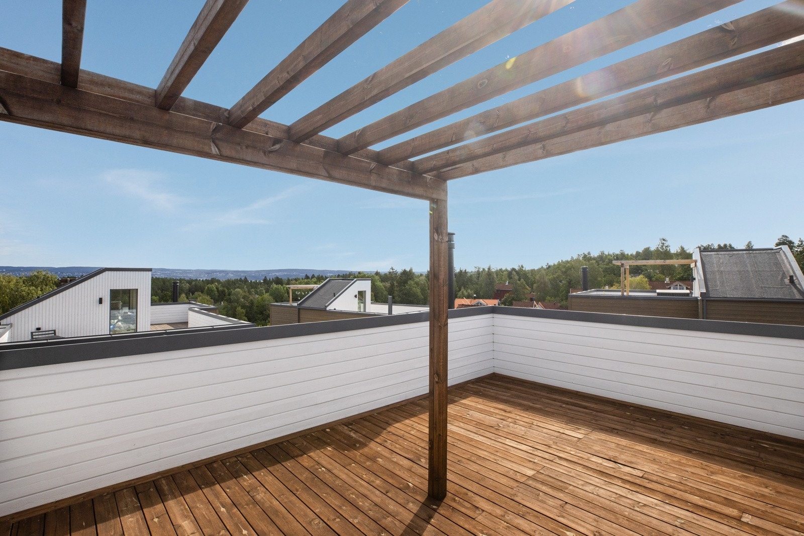 Det er oppført en lekker, brunbeiset pergola. Galleribilde