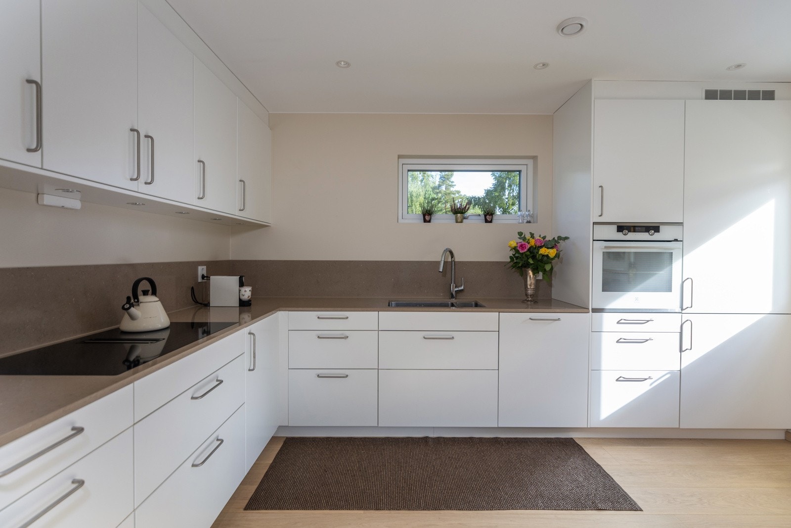 Kjøkkeninnredningen er levert av Drømmekjøkkenet, og har bl.a. benkeplater i stein. Galleribilde