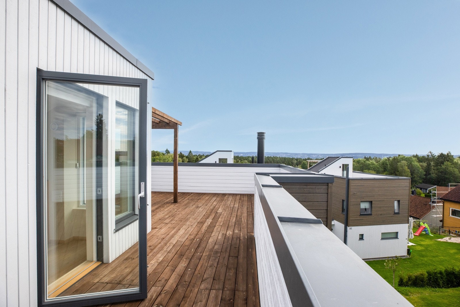 Det tette rekkverket gjør at terrassen oppleves usjenert. Galleribilde