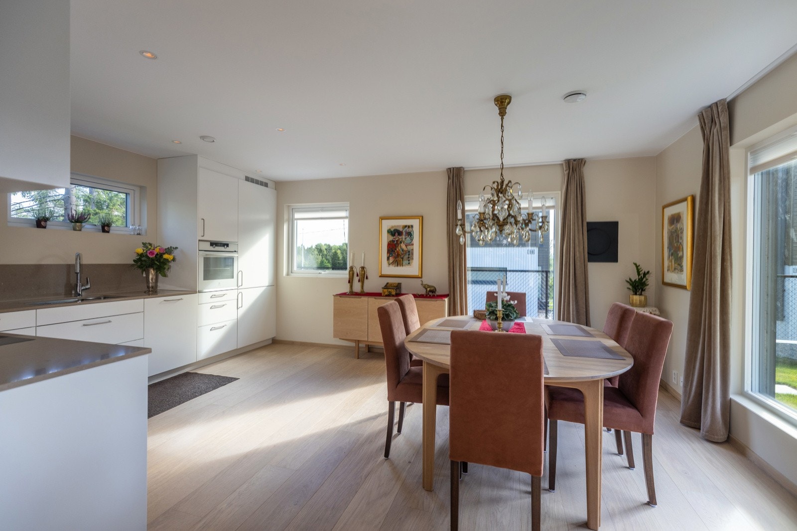 Spisekjøkkenet er et naturlig samlingspunkt, med plass til både familie og venner rundt bordet. Galleribilde