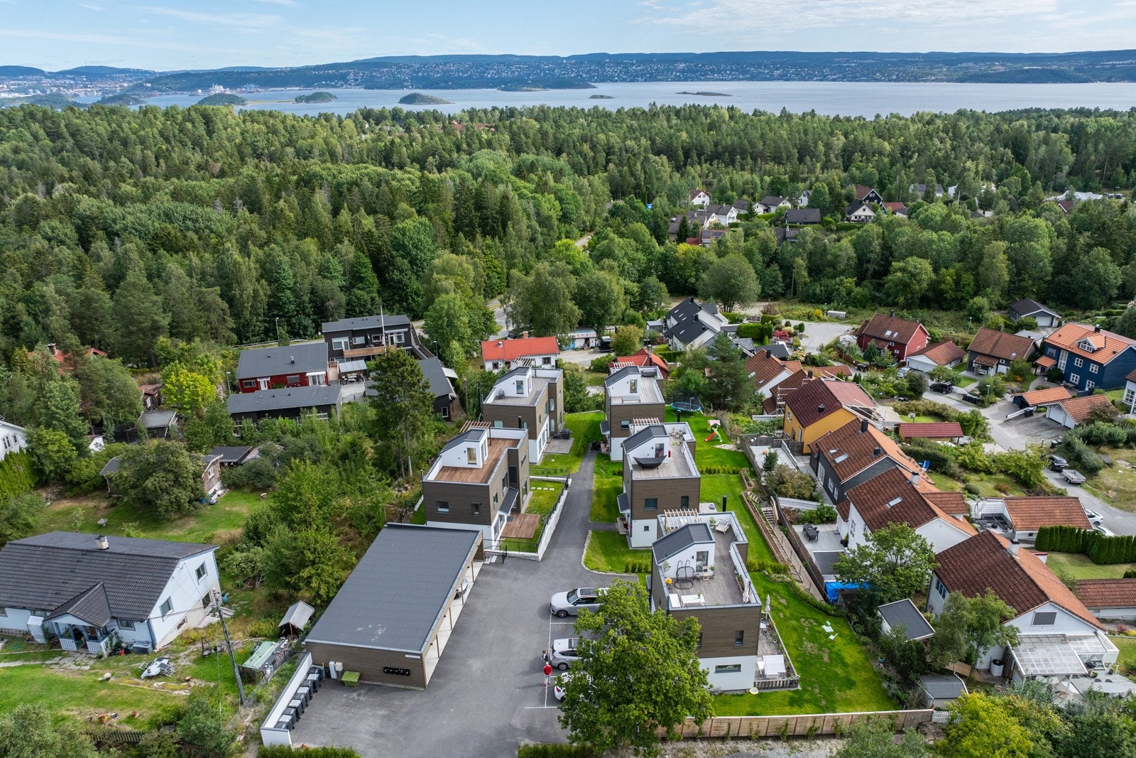 Eiendommen har attraktiv beliggenhet med nærhet til flotte turområder og idrettsanlegg. Galleribilde