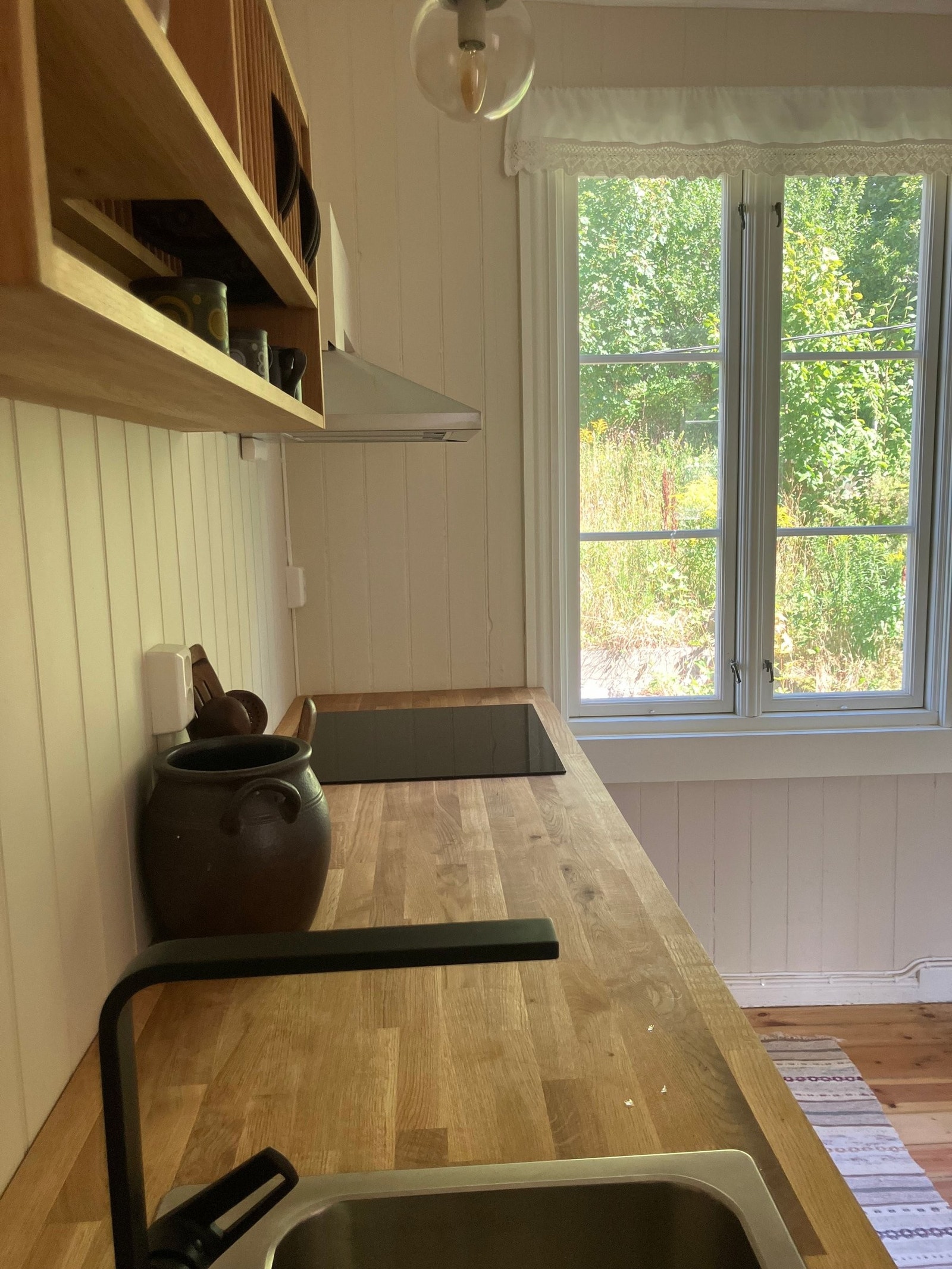 Koselig utsikt mot grønt uteområde og stor felles tomt Galleribilde