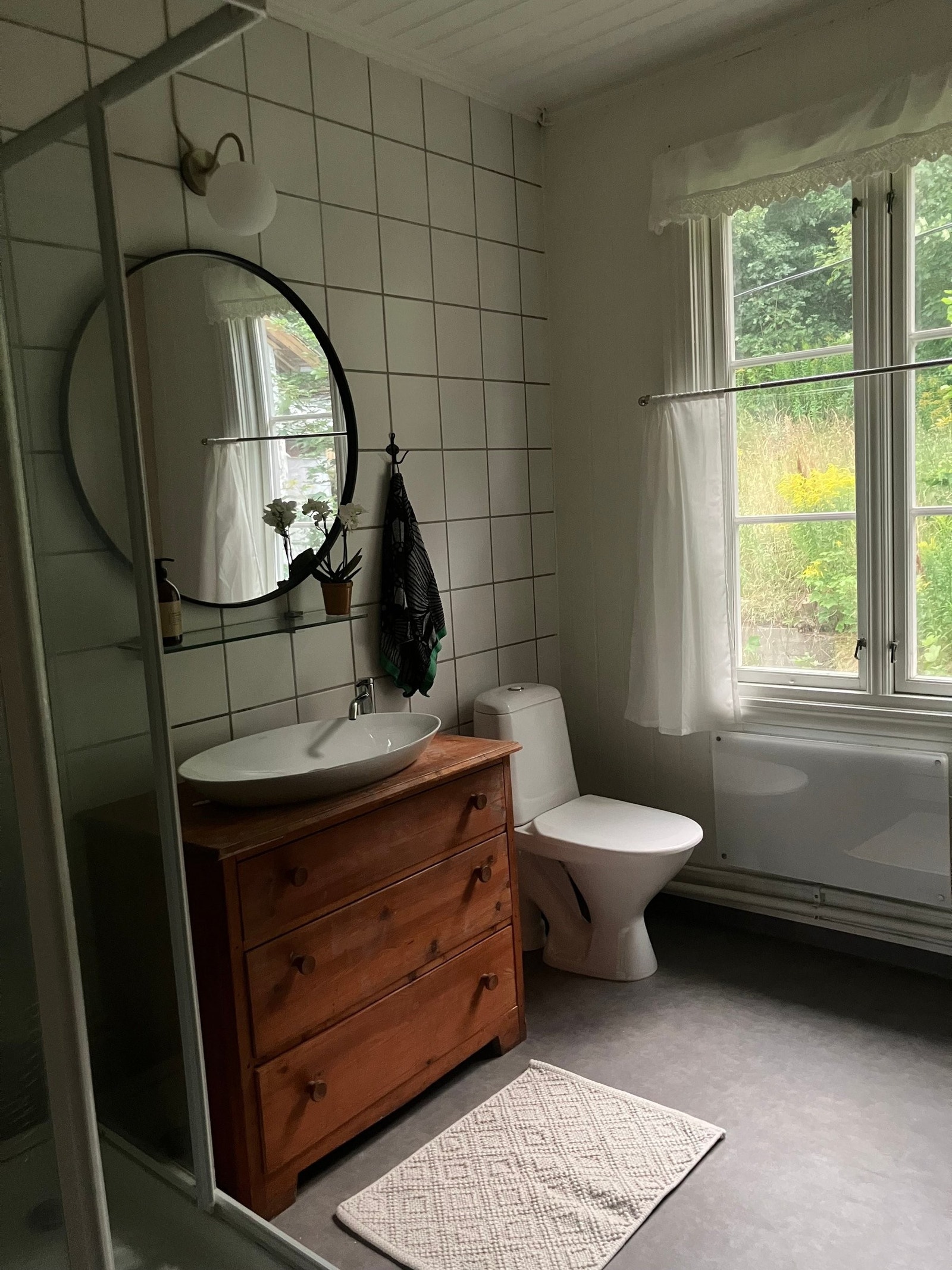 Egenartet og praktisk bad Galleribilde