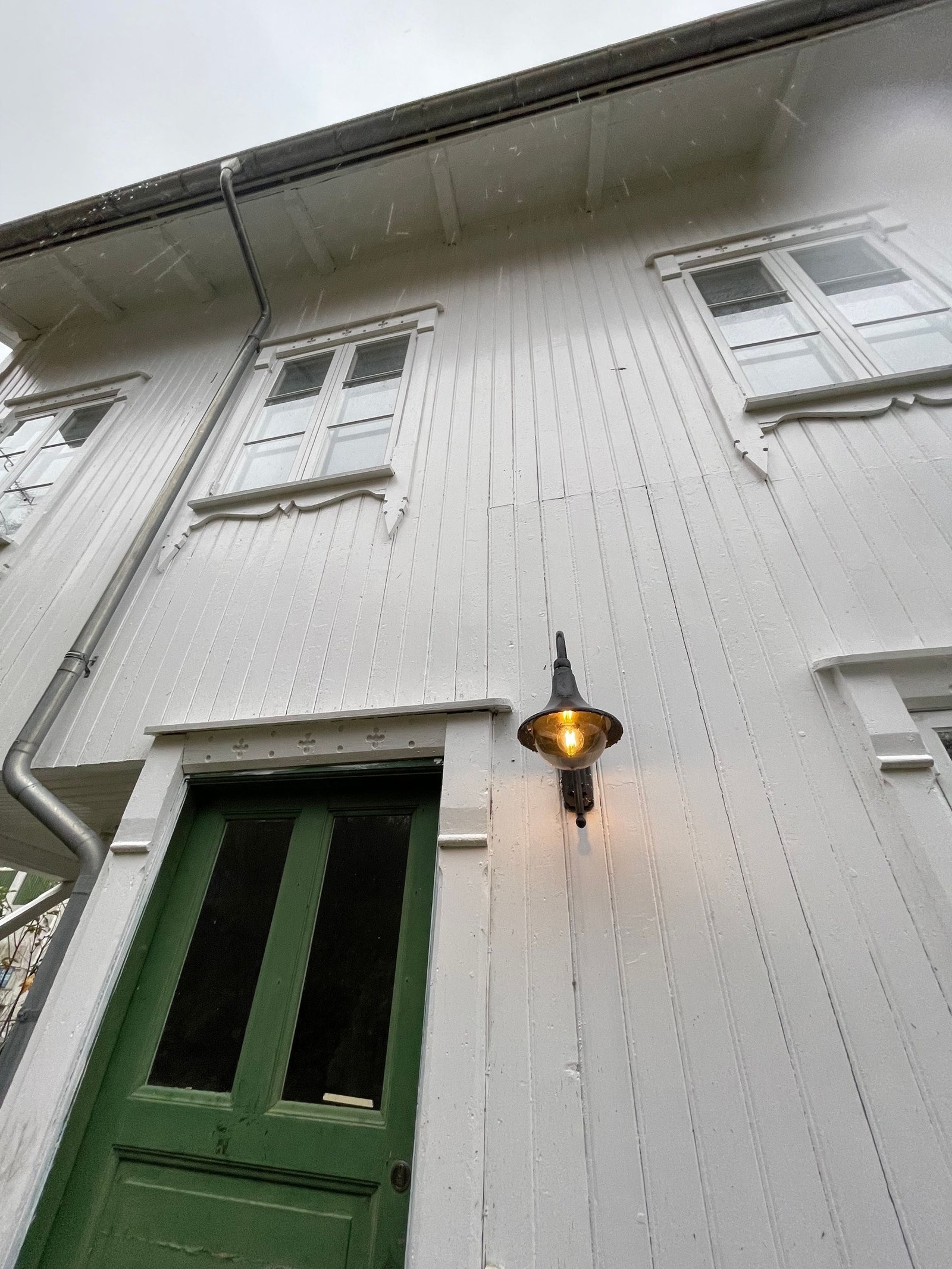 Inngangsdøren på baksiden med tidsriktig utelampe Galleribilde