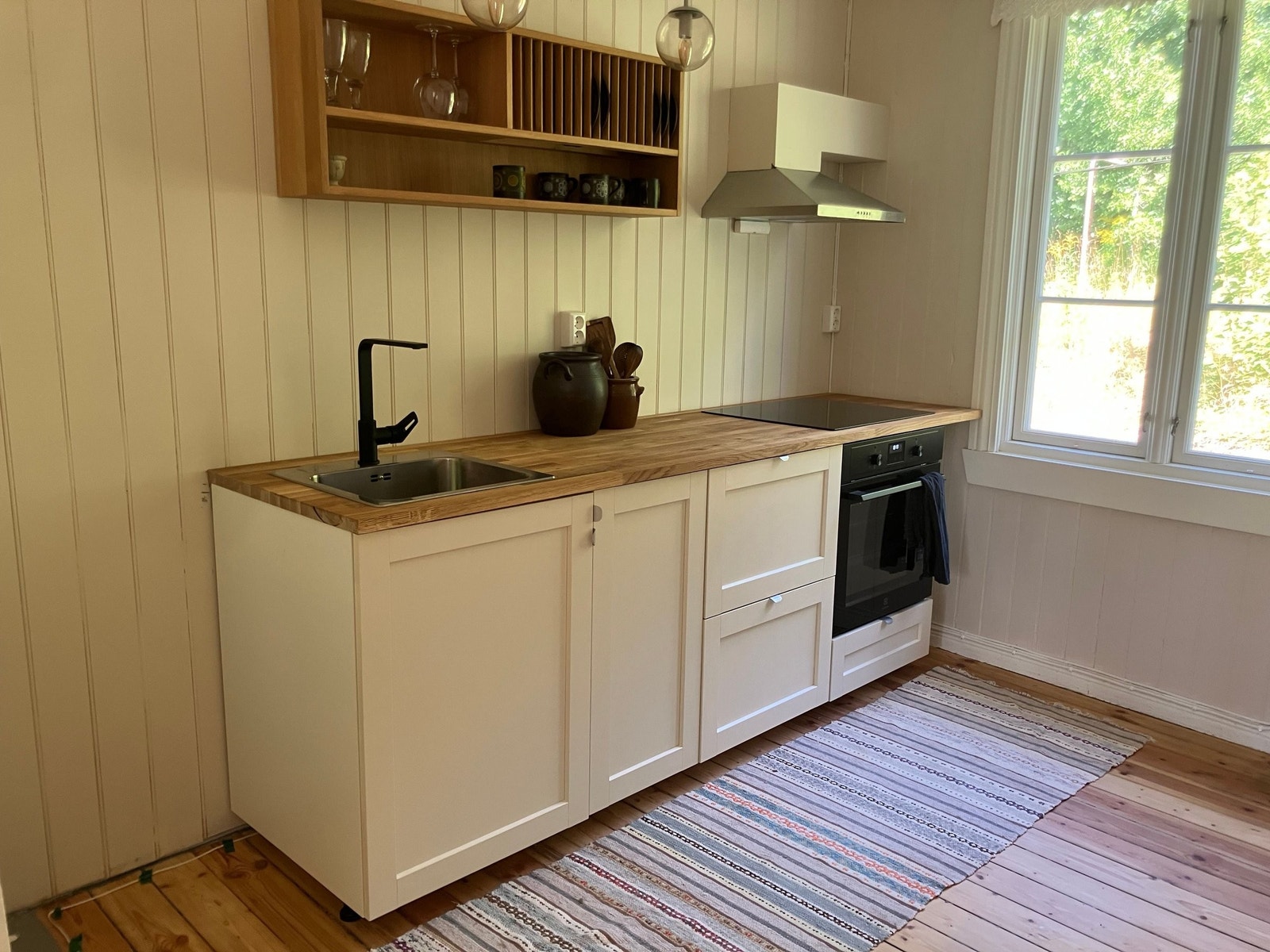 Nytt kjøkken med god plass til kjøleskap. Det er gjort klart opplegg for oppvaskmaskin Galleribilde