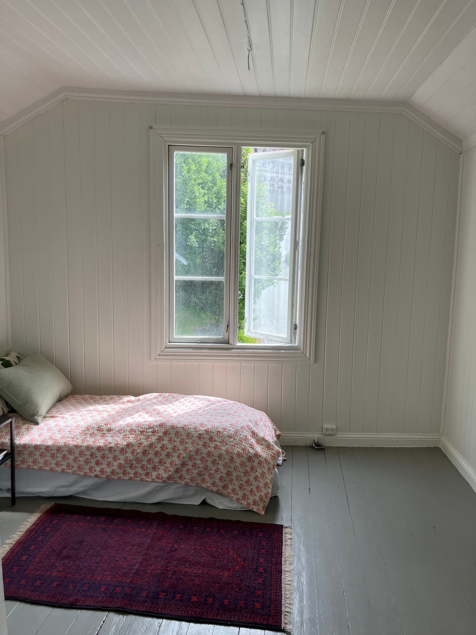 Rom på loftet for gjester, for ungommen eller som en ekstra stue eller atelier Galleribilde