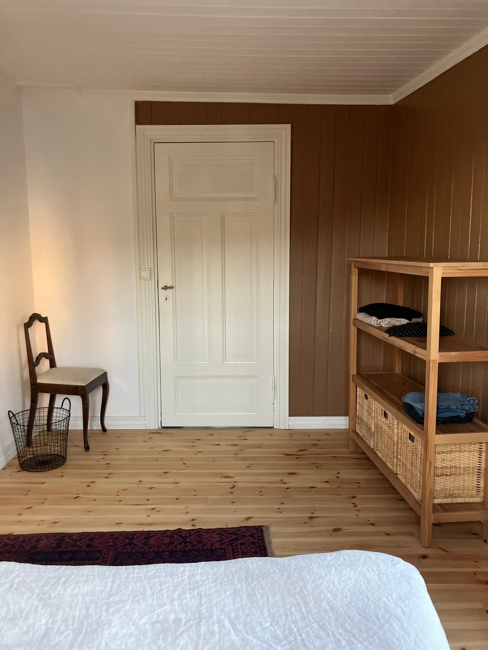 Dør inn til bad fra soverom Galleribilde