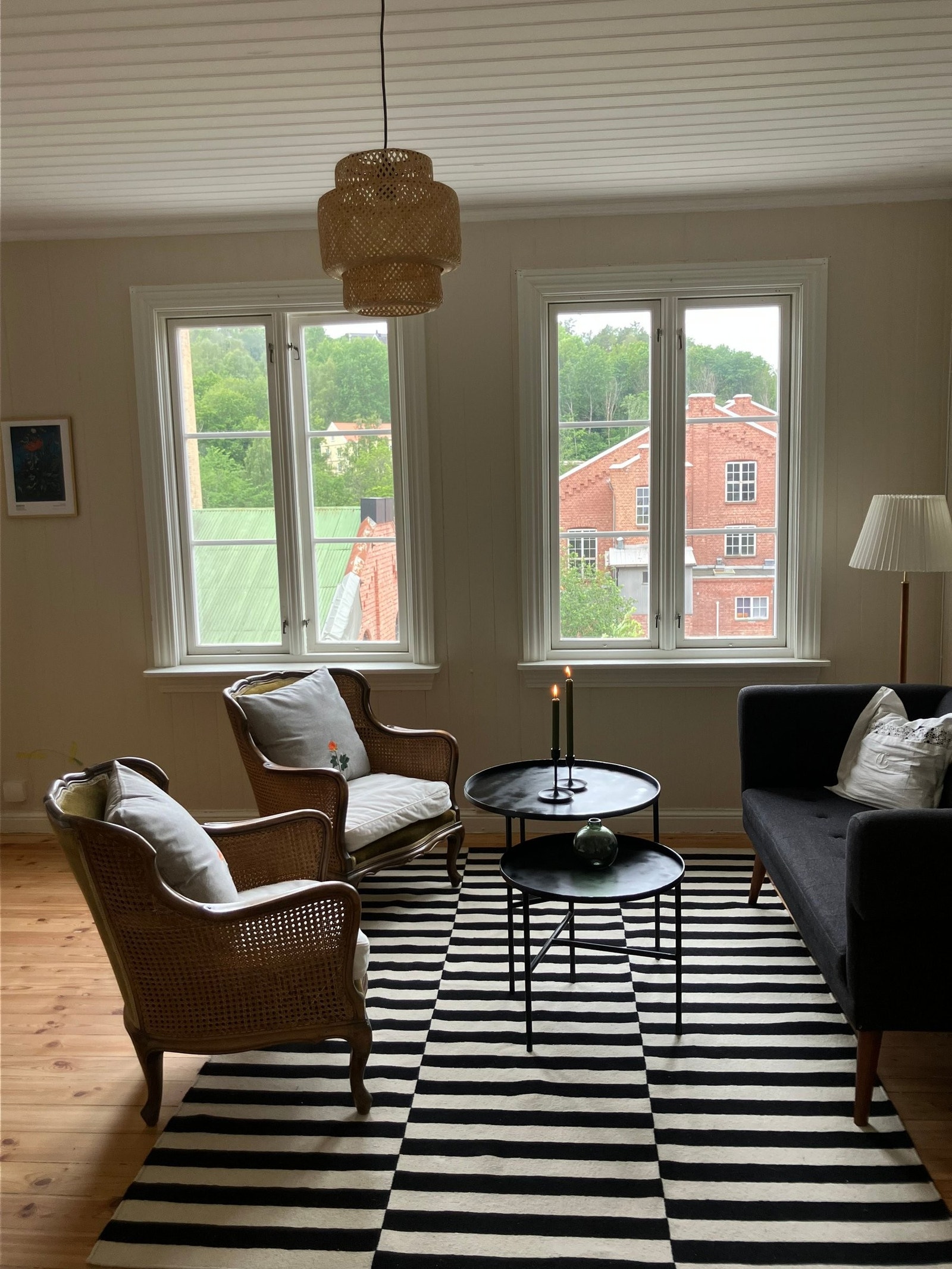 Stue med utsyn over historiske tegelsteinsbygg og norges første spinneri Galleribilde