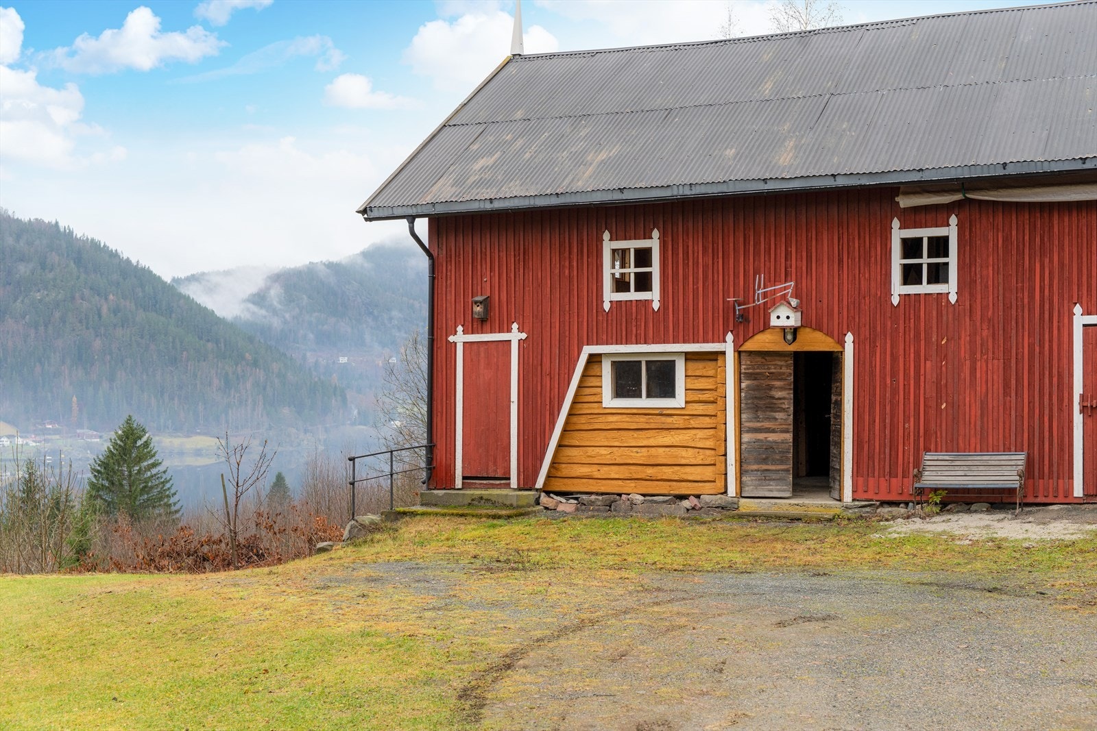 Eiendommen har tidligere vært benyttet til hestehold, og uthuset/låven har 3 stallplasser. Bak låven har det tidligere vært en mindre ridebane. Galleribilde