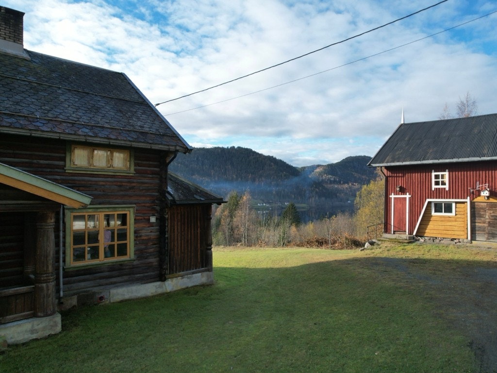 Kviteseidvegen 591A er en eiendom for deg som verdsetter tradisjon og historie, hvor du har muligheten til å forme din egen historie i barnevennlige og landlige omgivelser. - Selgers private bilde - Galleribilde