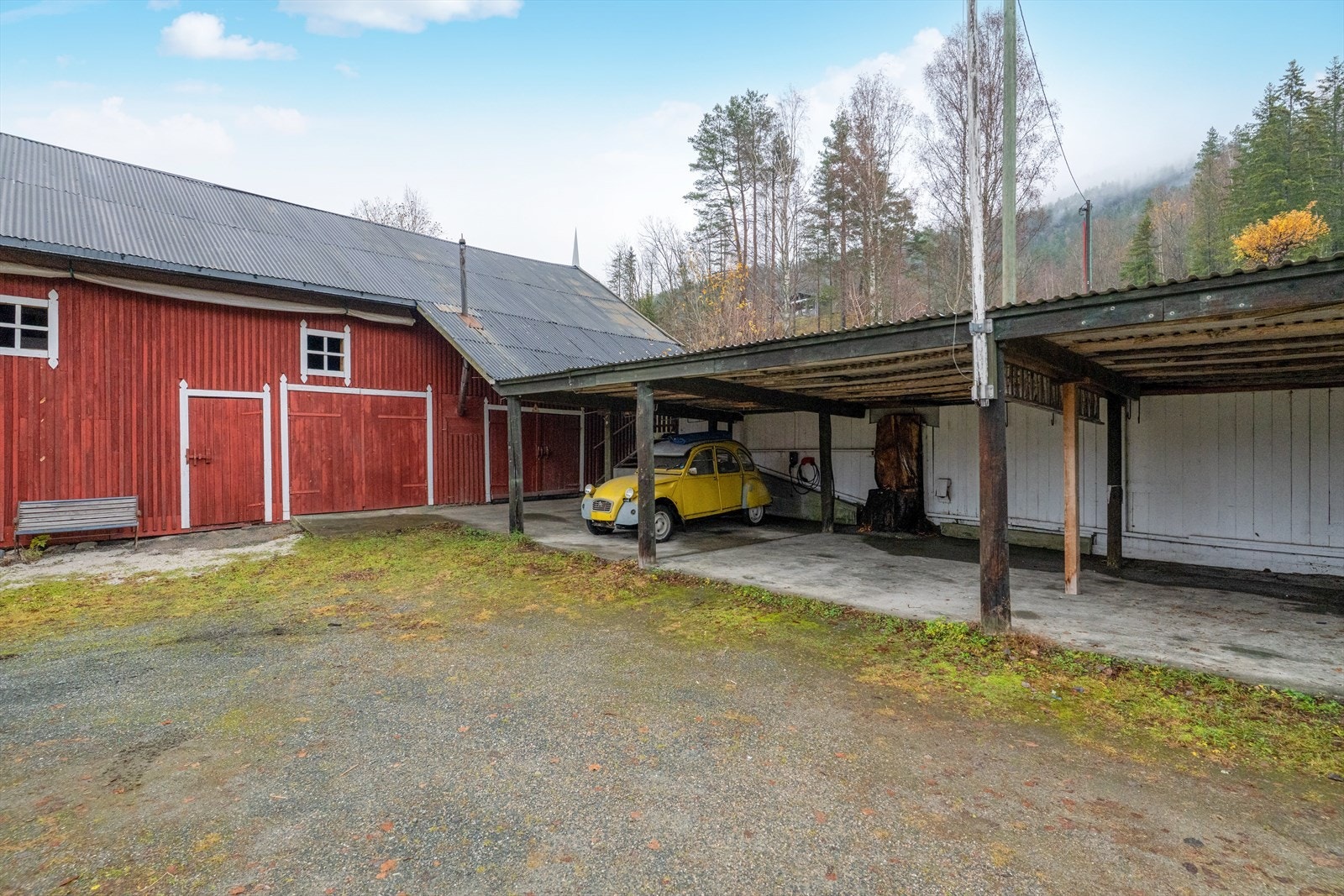 Det er tilbygget carporter/vedskjul ved låven. Bygningene på eiendommen har generelt behov for utbedringer og oppgraderinger. Galleribilde