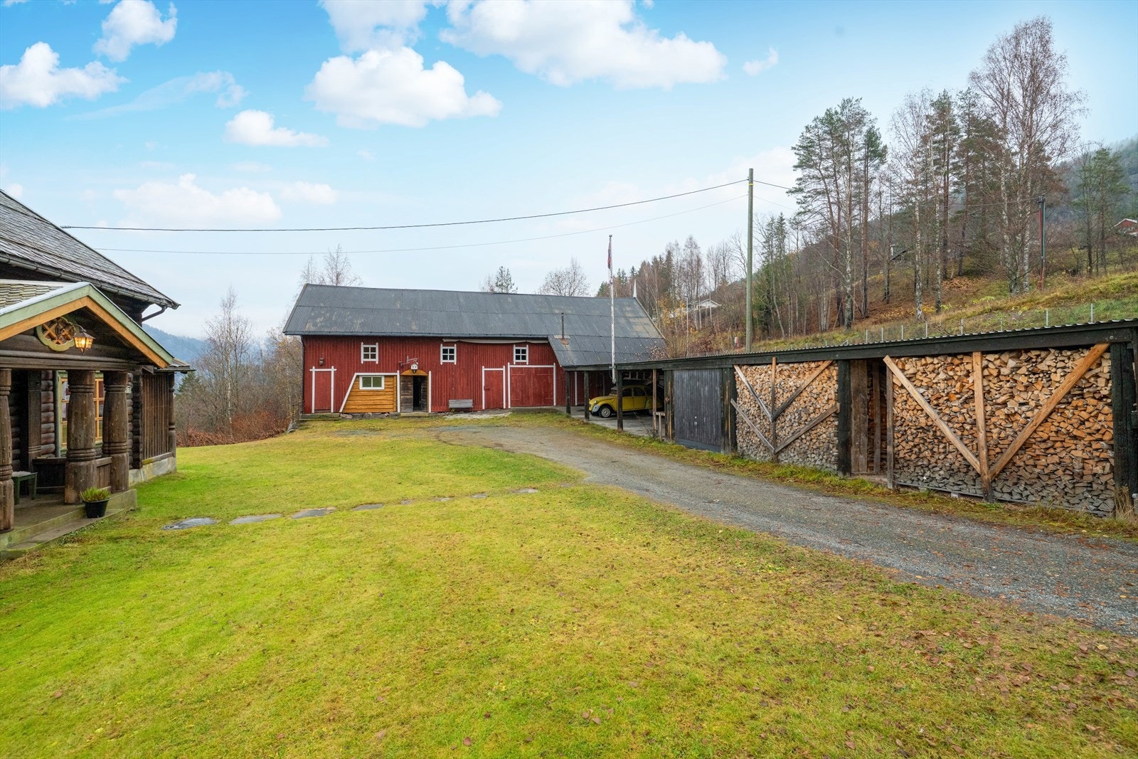 Tomten byr på fine bruksmuligheter og plass til et aktivt liv, hobbyer og f.eks. dyrehold. Galleribilde