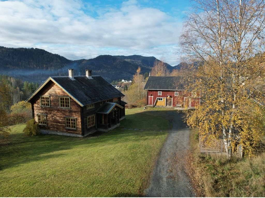Eiendommen har en fin og landlig beliggenhet i Kviteseid, like utenfor sentrum. Velkommen til visning! - Selgers private bilde - Galleribilde