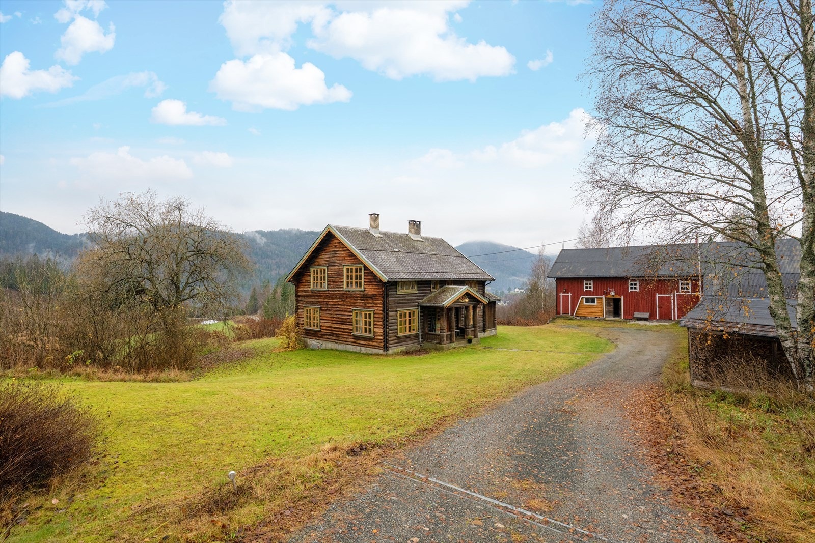 Fra boligen er det nydelig utsikt over grønne skog og frodige fjell, og det er gode solforhold. Galleribilde