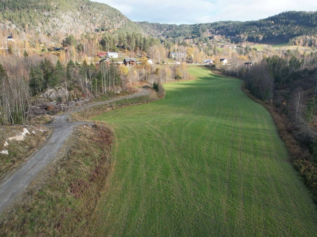 Det gjøres oppmerksom på at deler av tomten er under fradeling, hvor den fradelte tomten er ikke oppmålt enda. Endelig tomtestørrelse vil foreligge når dette er ferdig utarbeidet. - Selgers private bilde - Galleribilde
