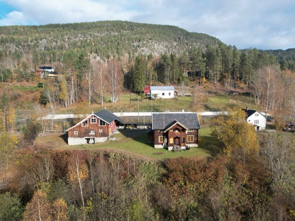 Eiendommen har en fin og landlig beliggenhet i Kviteseid, i et område med spredt landbruk og boligbebyggelse like utenfor Kviteseid sentrum. - Selgers private bilde - Galleribilde
