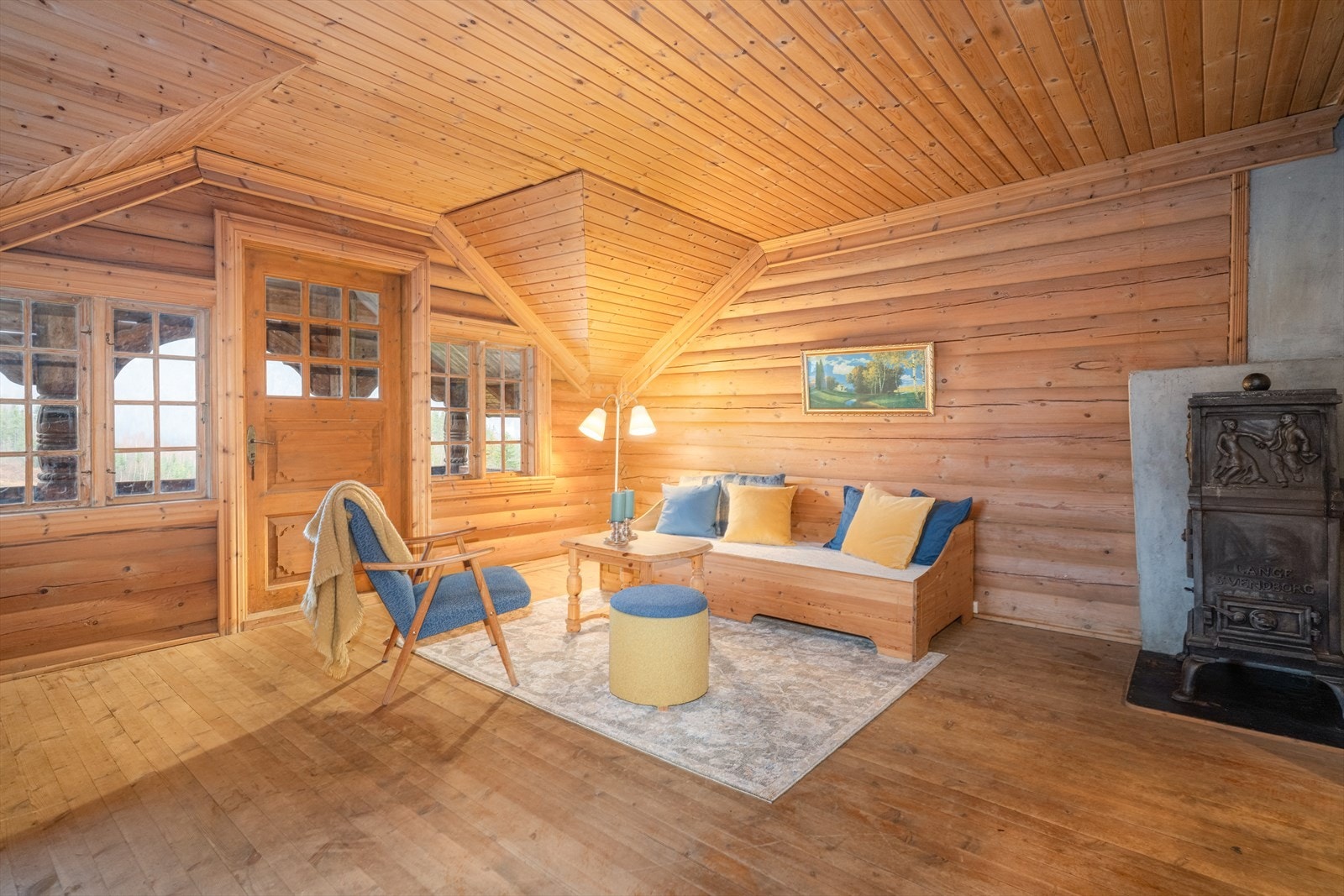 Boligen har en trivelig loftstue med vedovn og utgang til til en flott, overbygget veranda. Galleribilde