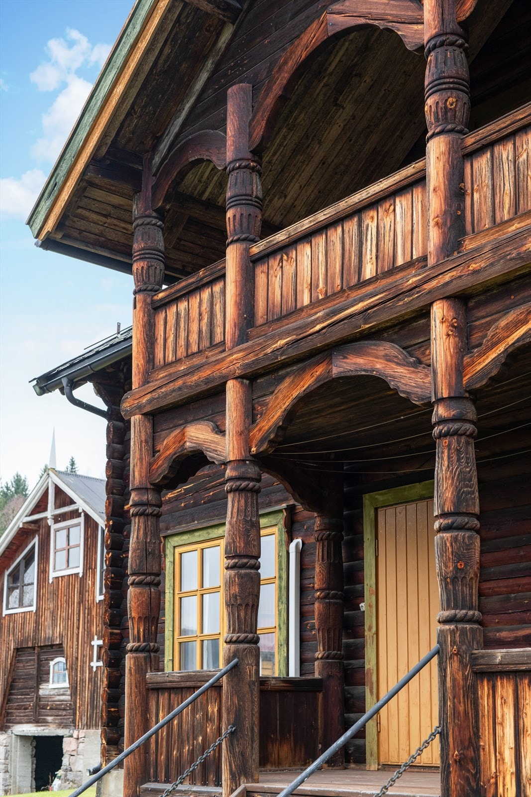 Tradisjonelt bygd bolig fra 1932 med originale, laftede tømmervegger og vakre utskjæringer, som passer godt inn i landskapet og har et autentisk preg. Galleribilde
