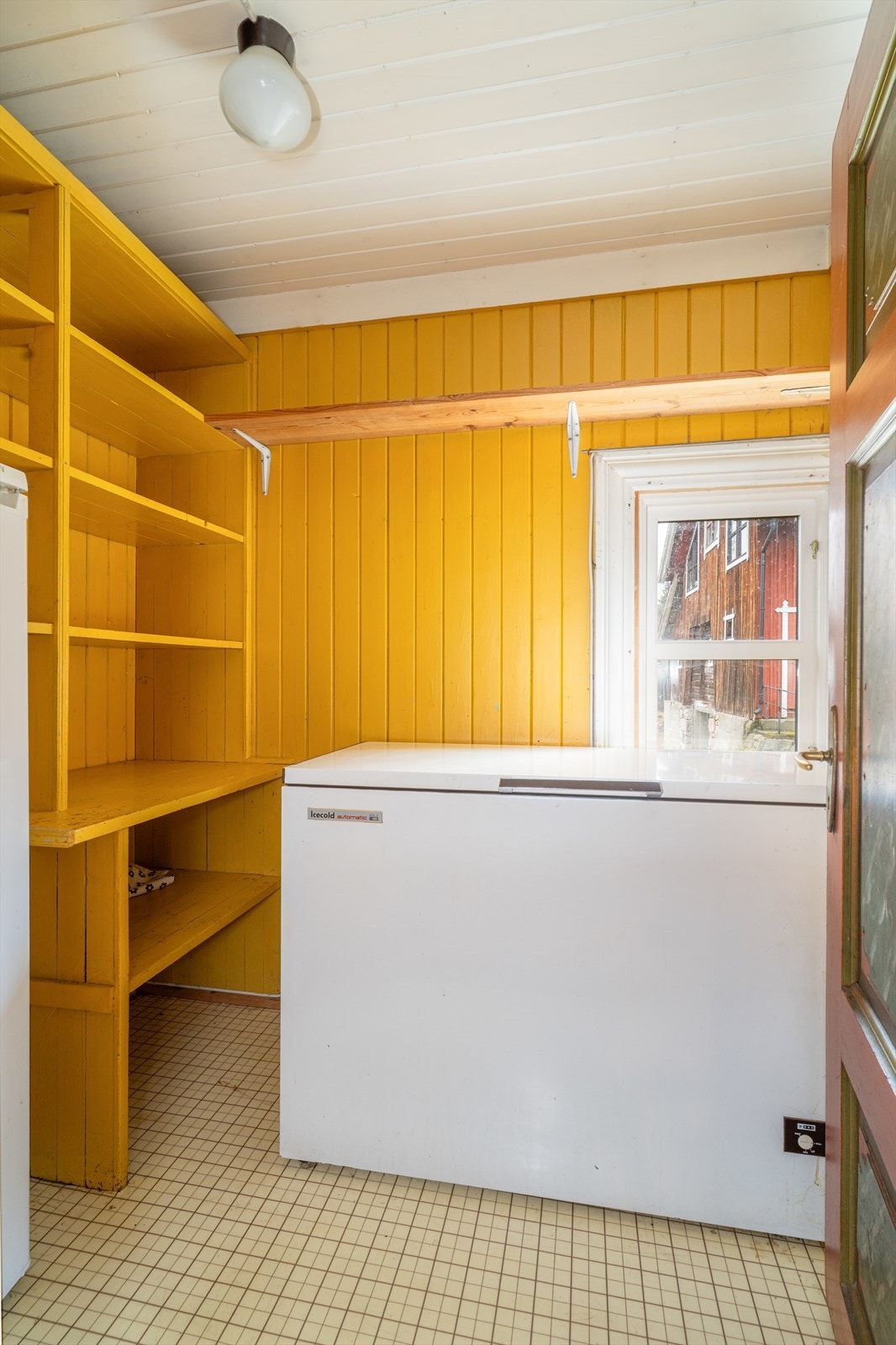 Praktisk bod med hyller og lagringsplass. Galleribilde