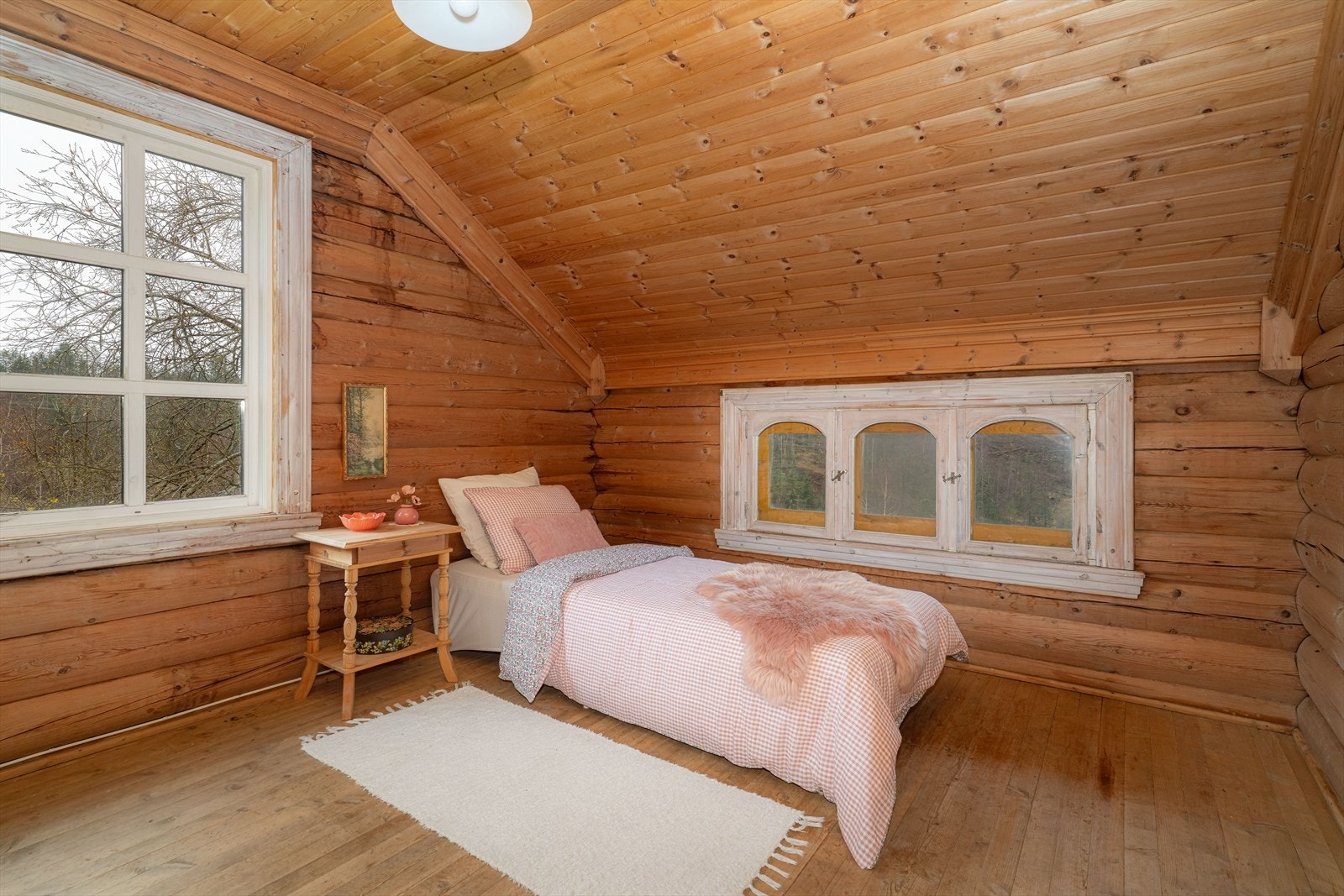Boligen har tre romslige soverom i 2.etg, med god plass for seng og annen soveromsmøblement. Galleribilde