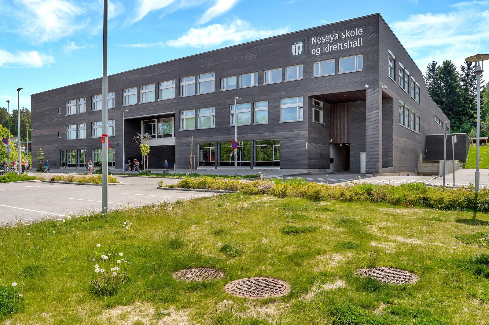 Fra eiendommen er det kort gangavstand til nye Nesøya barneskole. Skolen var ny i 2015. Galleribilde