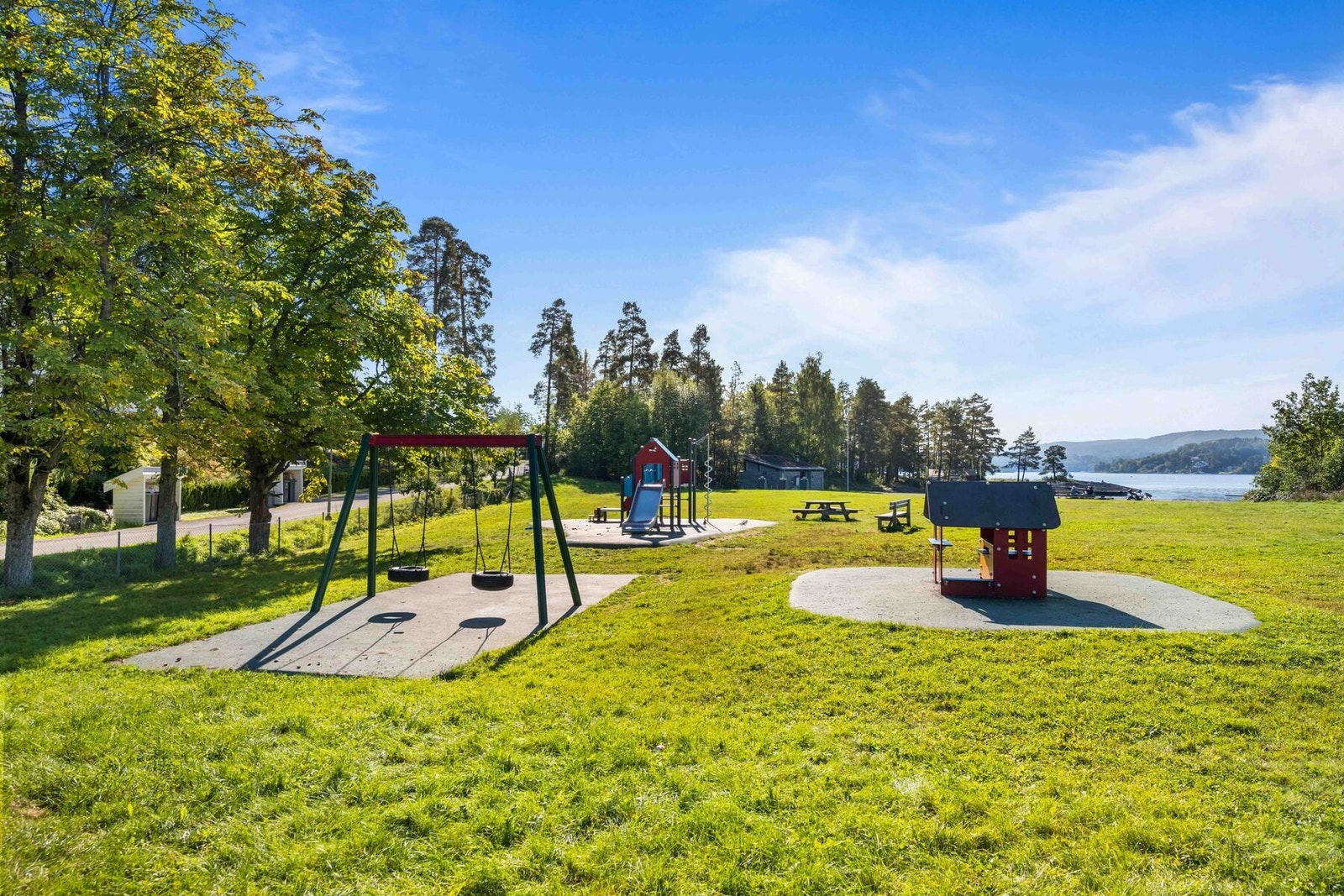 Det er umiddelbar nærhet til flere idylliske badesteder, deriblant Hvamodden og Hestesund. Galleribilde