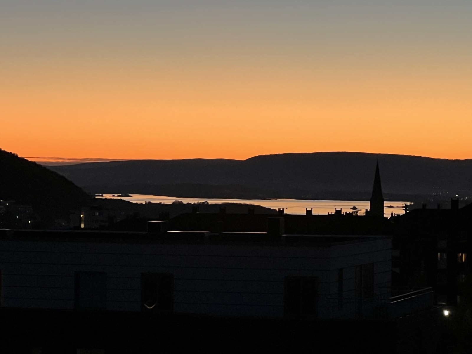 Eiers bilde av solnedgang og vakker utsikt over fjorden Galleribilde