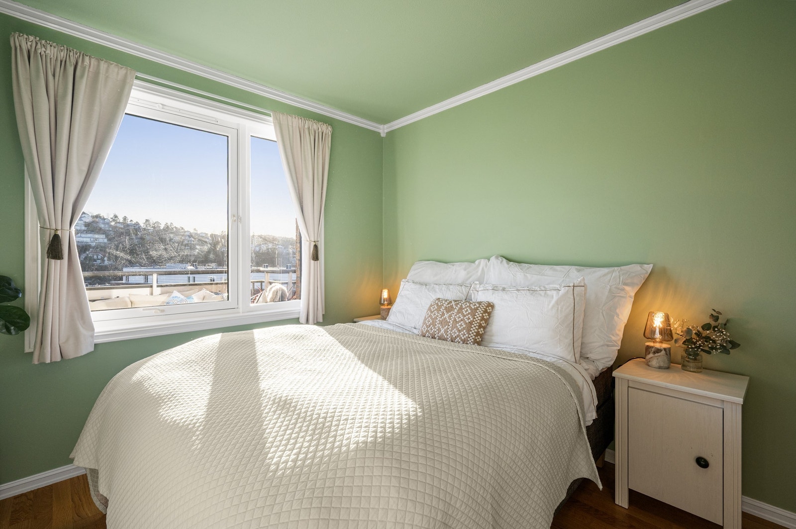 Soverommet er stort med plass til dobbelseng, nattbord på hver side og garderobe Galleribilde