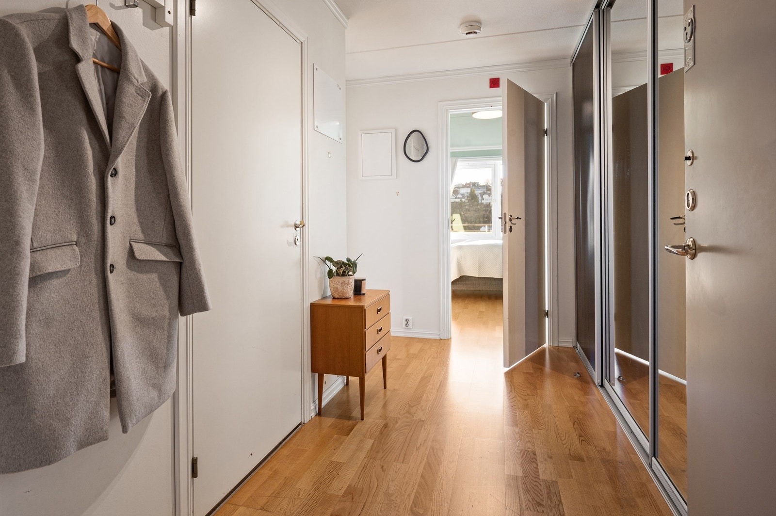 Velkommen inn! Entréen er romslig og leder deg til alle rommene i leiligheten. Stor skyvedørsgarderobe Galleribilde