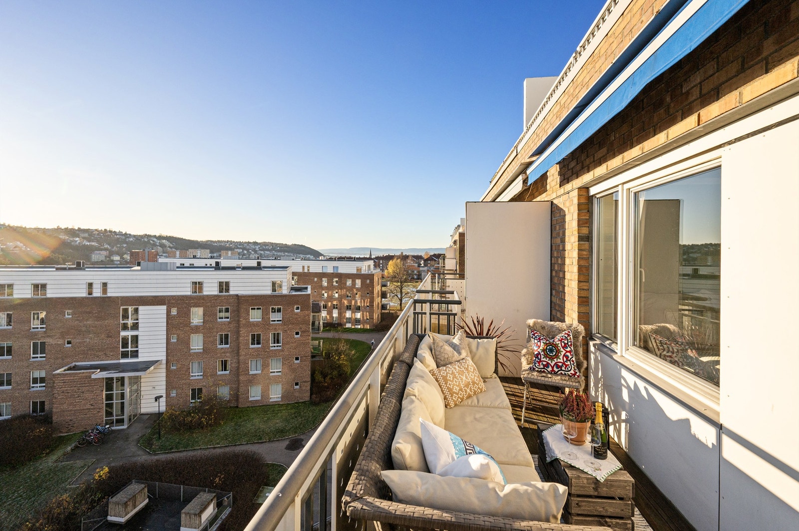 Velkommen opp til utsiktsleiligheten. Her får du meget gode solforhold og utsikt mot fjorden! Galleribilde