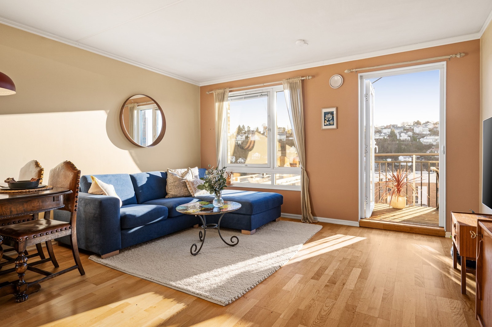 Boligen er malt i hyggelige nyanser. Stuen er lett å møblere med TV-møblement, sofa og spisebord for når gjestene kommer Galleribilde