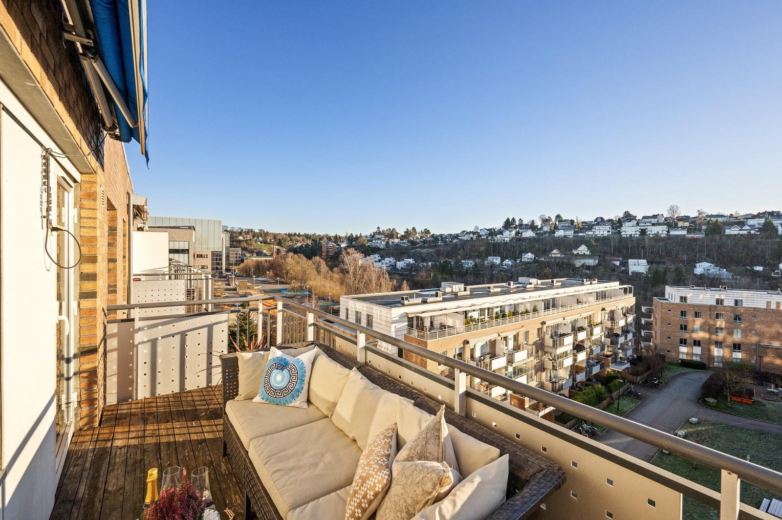 Utsikt over Ekebergskrenten og sol til fra tidlig om dagen til cirka 19.00 på sommerstid i følge eier Galleribilde